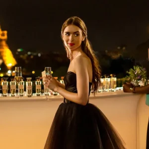 Emily in Paris che beve champagne ad una serata di gala