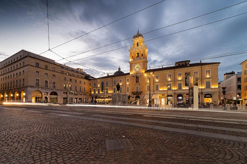 Foto di Piazza Garibaldi a Parma in primavera, orario aperitivo.